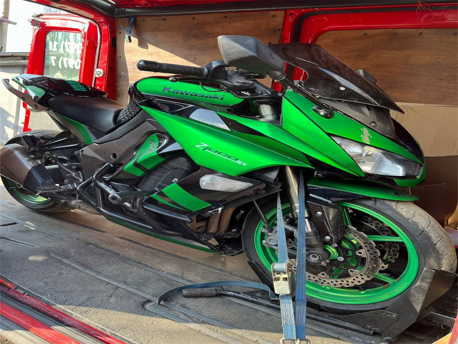 Kawasaki Ninja 1000 — Швидкість із комфортом. Ninja 1000 — універсальний спорттурер, який дозволяє літати трасою, не жертвуючи зручністю. Потужний 1043-кубовий двигун, електроніка і м’яка підвіска — ідеальний баланс між спортом і подорожами.