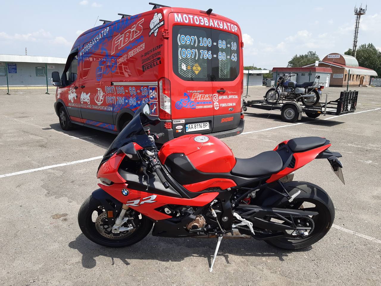 Етапи перевезення мототехніки. Видно процес завантаження, кріплення та транспортування.