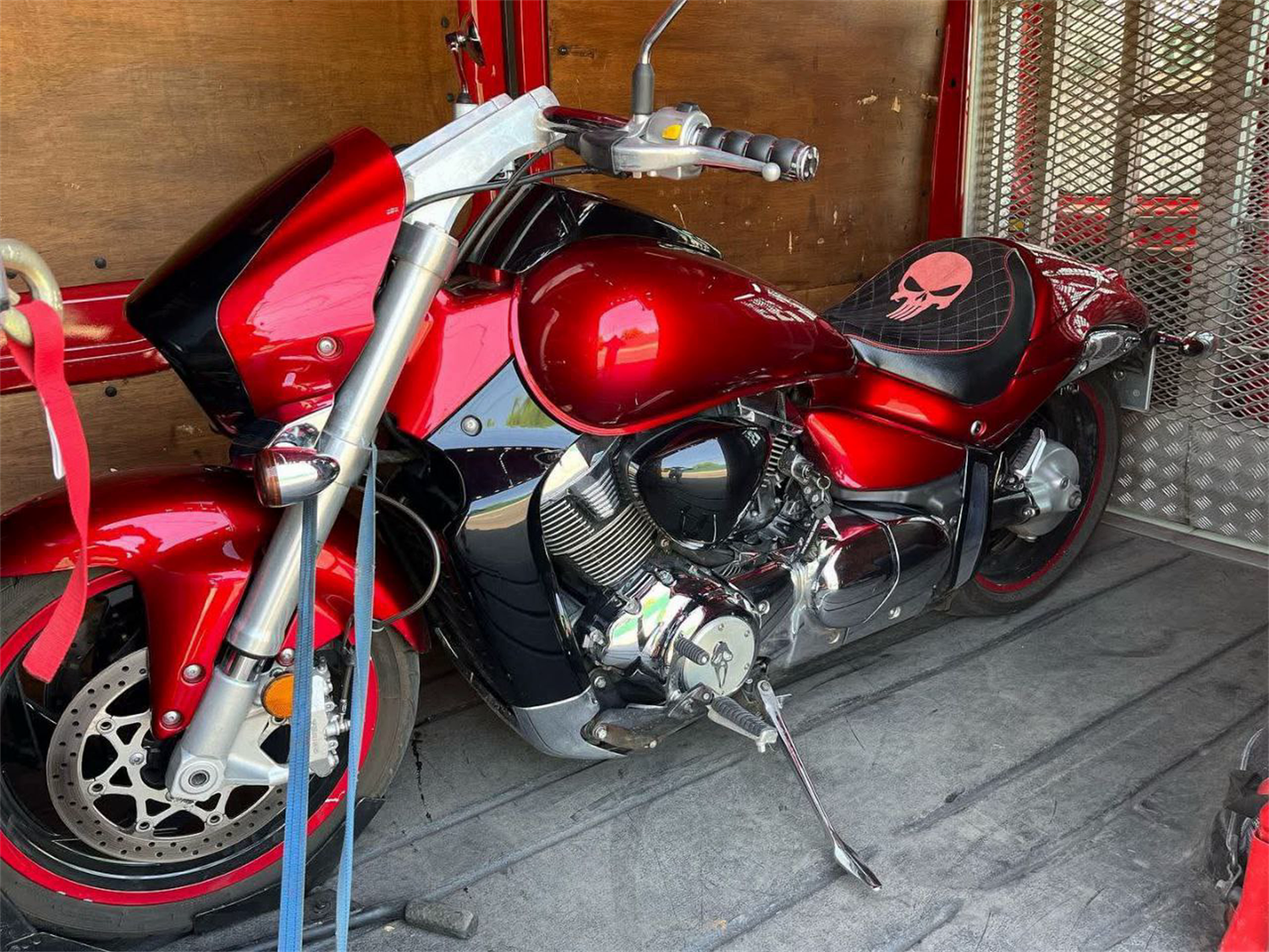 Triumph Tiger Explorer — Коли горизонт — не межа. Tiger Explorer — це туристичний ендуро, який не боїться жодного маршруту. Потужний трьохциліндровий двигун, висока посадка і комфорт на довгі дистанції. Для тих, хто подорожує не заради пункту призначення, а заради самої дороги.